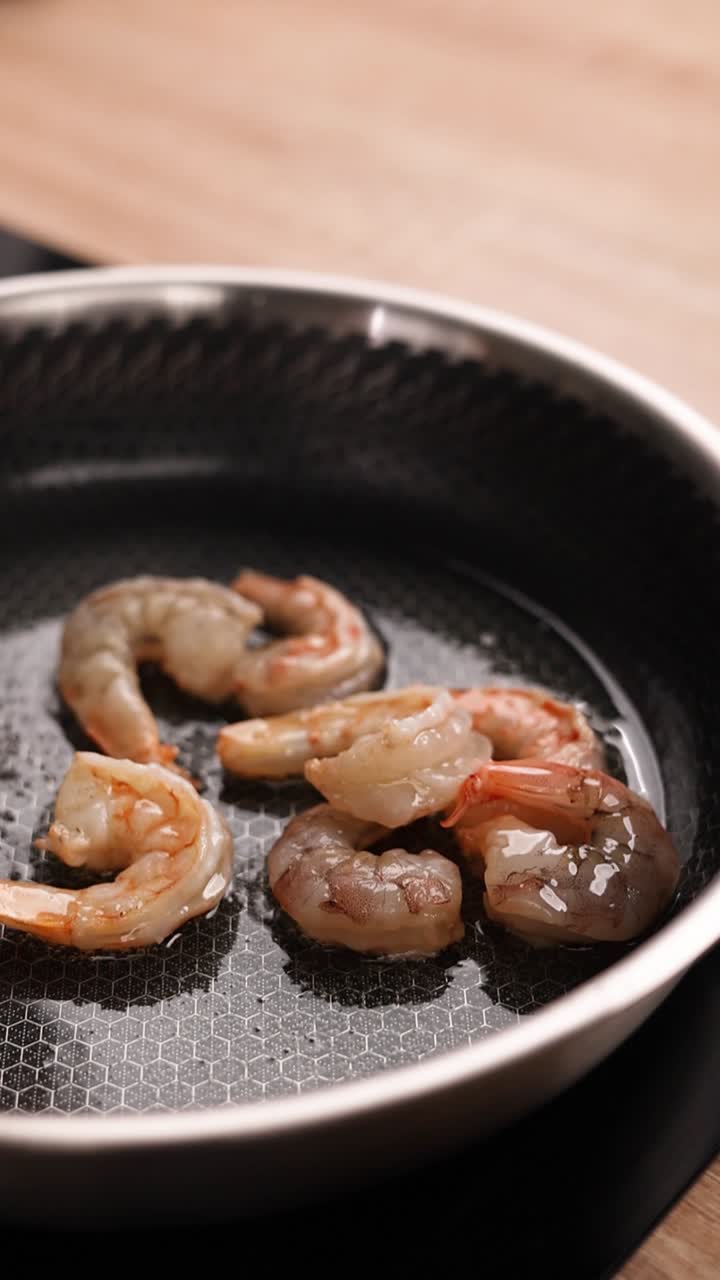 cocinar camarones en una sartén