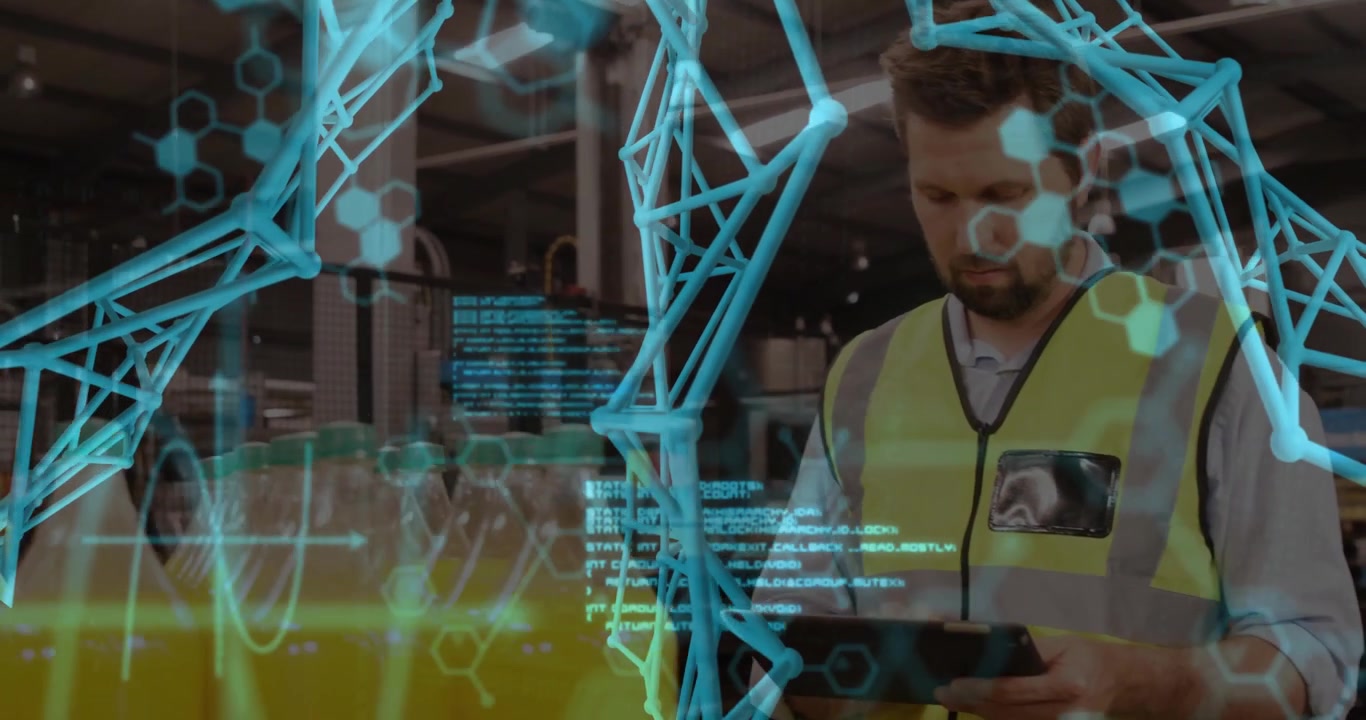 Obrero de fábrica usando tableta con superposición de datos digitales