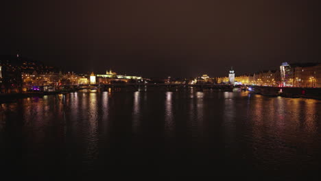 puente carlos y río vltava en la noche la ciudad de praga iluminada por las luces