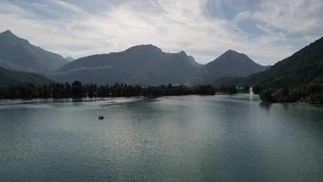 maravillosa vista de la montaña de los alpes el paisaje pintoresco de la naturaleza alpina día nebuloso en suiza volando sobre el lago en un día nublado en verano y la gente disfruta de pasear en barco en el lado del lago pueblo de walenstadt