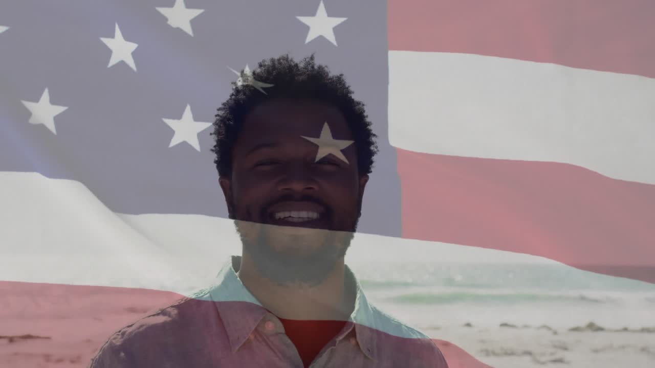 Animazione della bandiera degli Stati Uniti d'America sovrapposta a un uomo afroamericano felice sulla spiaggia.