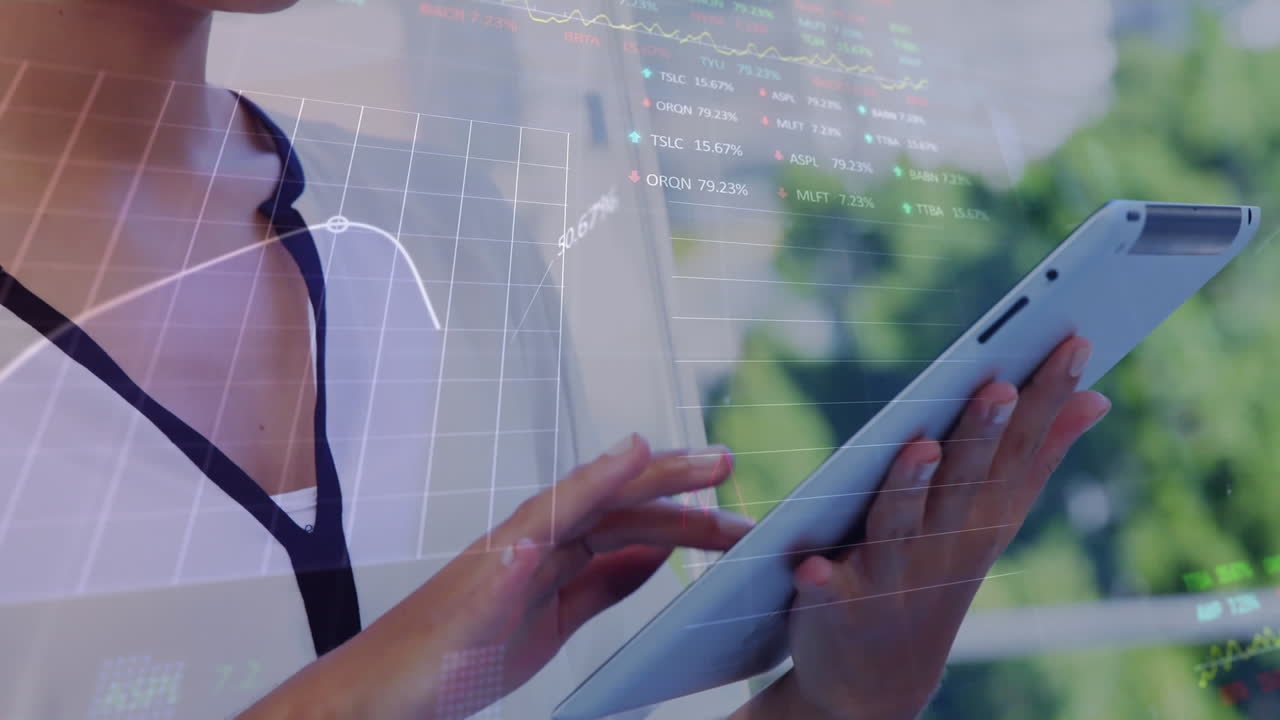 animación de procesamiento de datos del mercado de valores contra mujer biracial usando tableta digital al aire libre