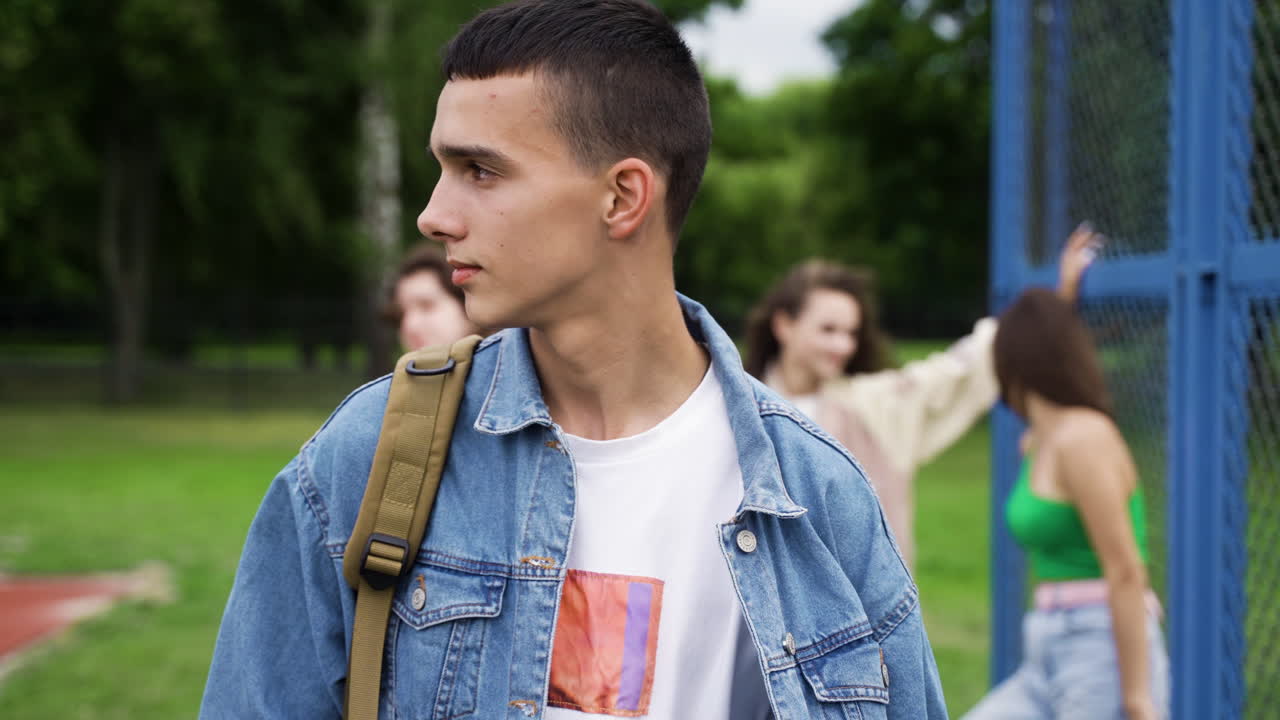 학교  ⁇ 에 있는 학교 소년