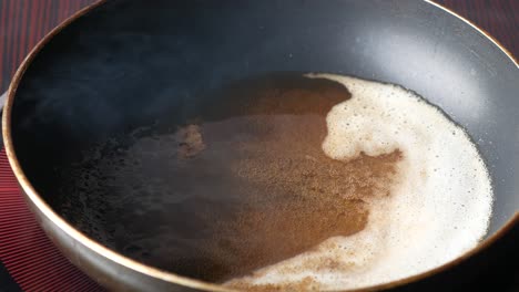 verter aceite vegetal en la sartén