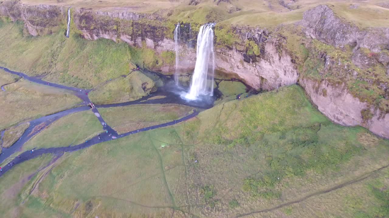 fotografía aérea de un avión no tripulado de la cascada de seljalandsfoss en el sur de islandia