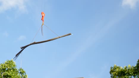 Low-Angle-Ansicht-Des-Turmdrehkrans-Beim-Heben-Von-Lasten-Auf-Einer-Baustelle-4k