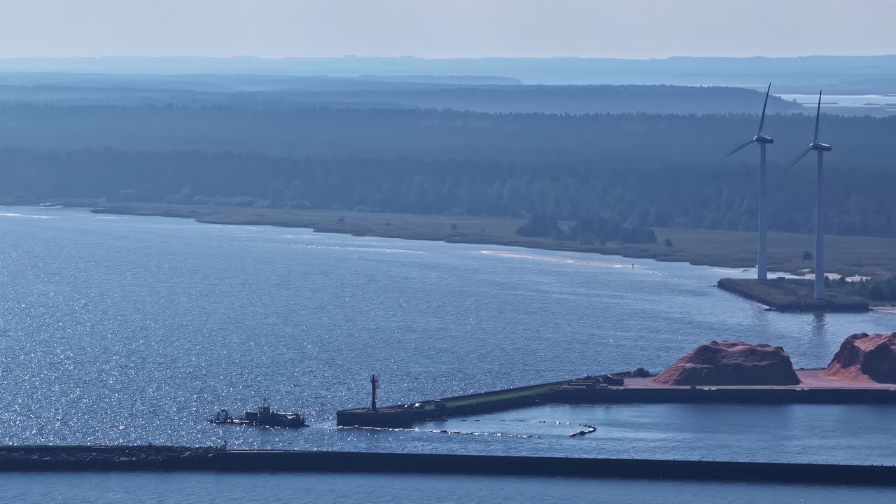 Vedvarende energikoncept: vindmøller nær kystnær havneindsejling.