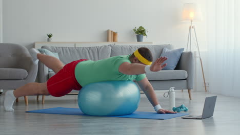 hombre con sobrepeso haciendo ejercicios de fitness en casa