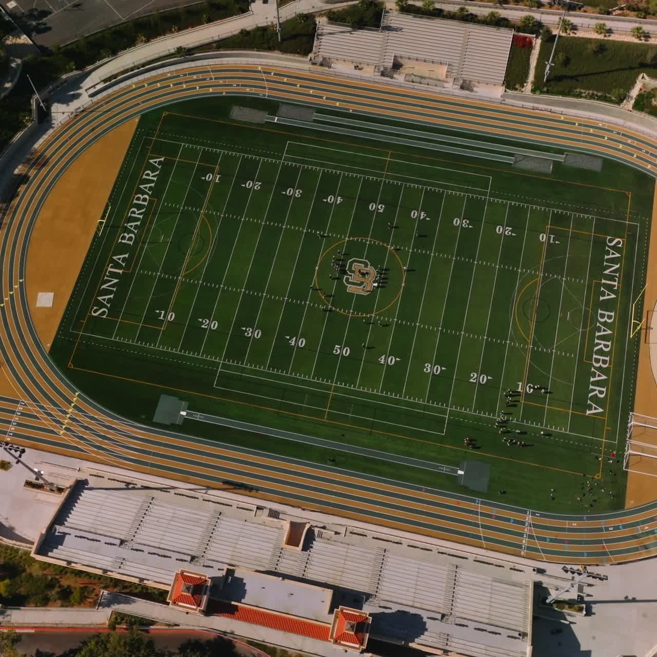 Peabody Stadium della Santa Barbara High School con giocatori. Movimento circolare sopra la posizione da una vista aerea