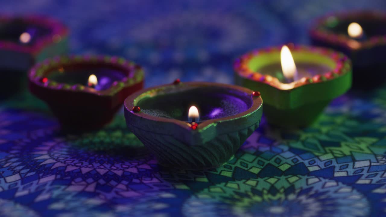 장식 된 점토  ⁇ 비 에 든  ⁇ 불 들 이 패턴 된 테이블  ⁇  에, 불 꺼져, 전면 에 초점을 맞추고