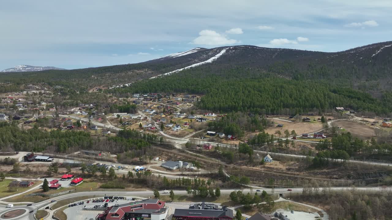 봄에 도마바스 노르웨이 - 도브레펠 (dovrefjell) 의 교차로를 바라보는 도로 위의 높은 각도 항공기
