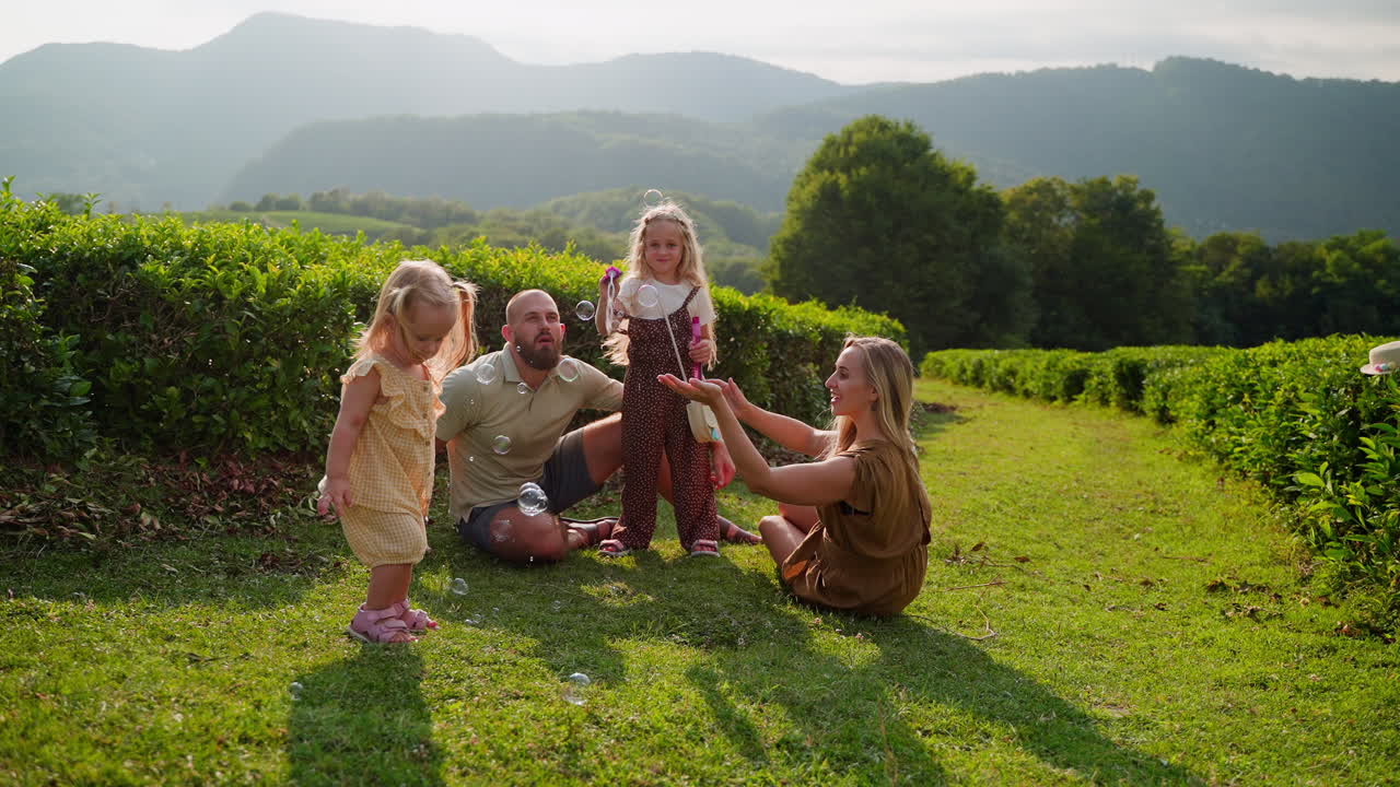 차 농장 에서 가족 들 의 즐거움