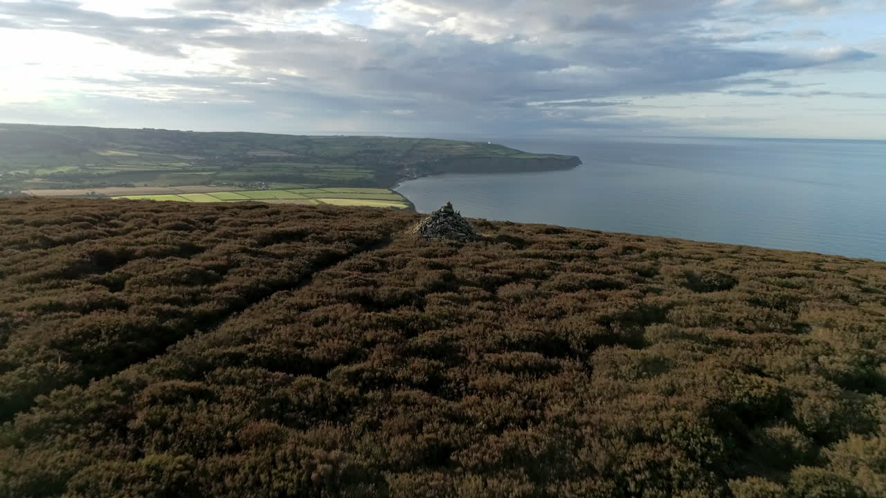 páramos del norte de york, stoupe brow, robin hoods bay, túmulos funerarios, clip 1, vuelo de drones, costa patrimonial del norte de yorkshire, 3840x2160 25fps, prores 422