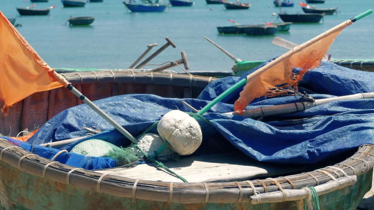 primer plano del barco de coracle redondo tradicional vietnamita en la costa de la playa de la isla en un caluroso día de verano