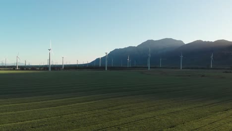 Gesamtansicht-Von-Windkraftanlagen-In-Ländlicher-Landschaft-Mit-Wolkenlosem-Himmel