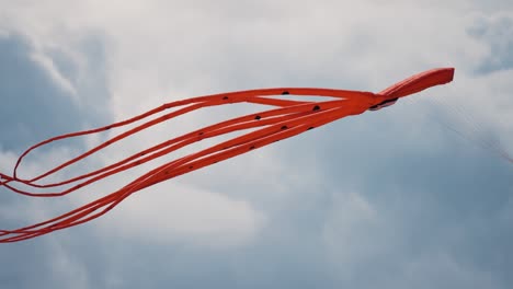 un primer plano de la cometa pulpo rojo flotando en el aire en el festival de cometas romo-1