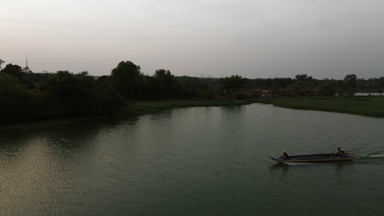 escena del río con un barco