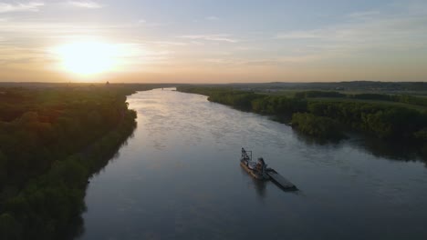 Vista-Aérea-Alrededor-De-Una-Máquina-De-Dragado-De-Arena-De-Río,-Puesta-De-Sol-En-Missouri,-Ee.uu.---Dando-Vueltas,-Disparo-De-Drones