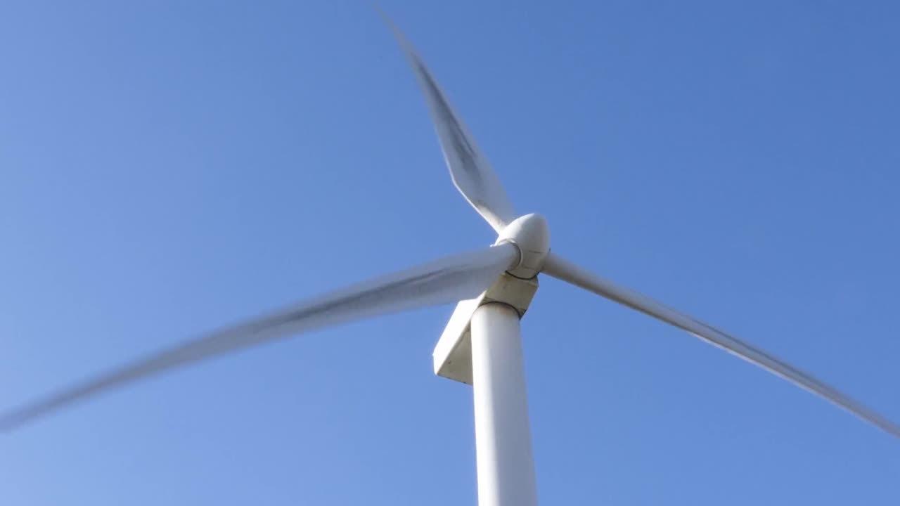 터빈 블레이드가 회전하는 것을 보고