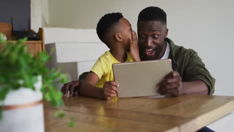Afroamerikanischer-Vater-Und-Sohn-Nutzen-Gemeinsam-Ein-Digitales-Tablet