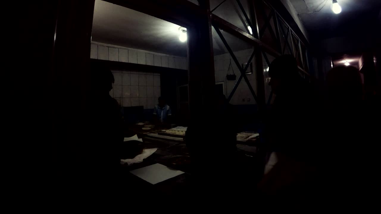 tarde cliente comprar pan en la pequeña panadería de la noche urfa