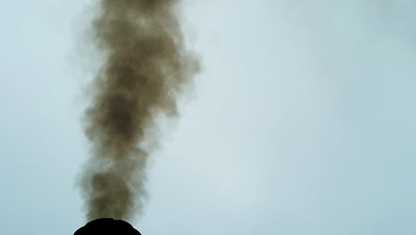 humo negro saliendo de la chimenea afectando el cambio climático