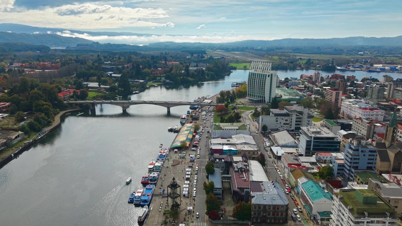 Vista aérea con acercamiento de la ciudad de Valdivia, con su feria fluvial y el puente sobre el río Calle Calle