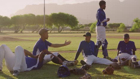 Baseballspieler-Sitzen-Auf-Einem-Boden