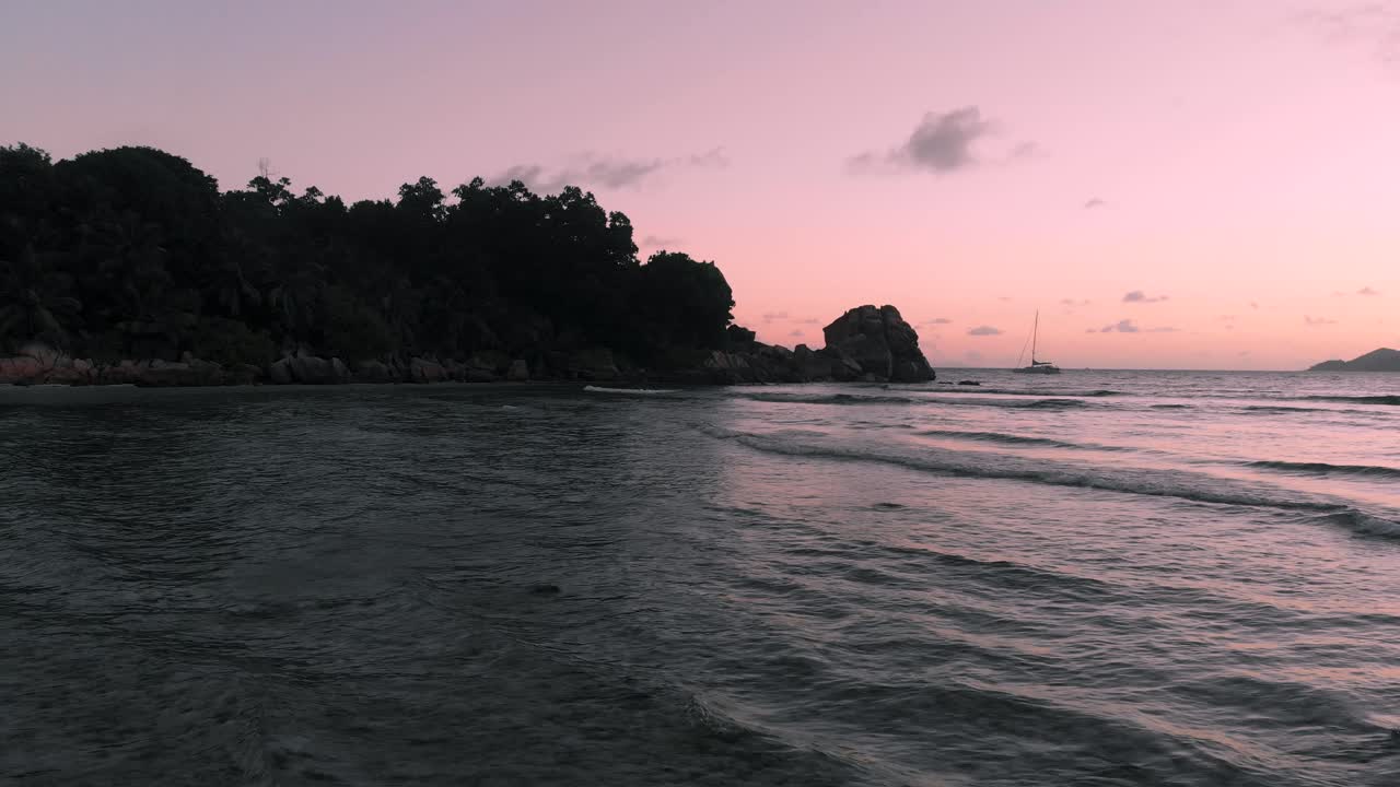 hermosa puesta de sol en la digue, una isla de las seychelles