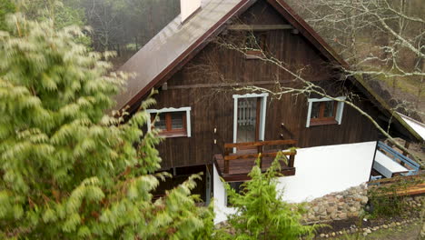 cabaña de madera rústica en lo profundo del bosque cerca de bartoszylas, polonia