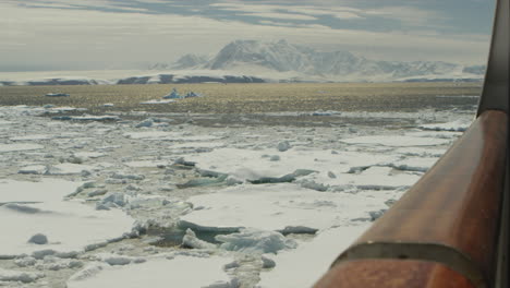 Eisberg-Und-Eisfeld-Vom-Schiff-Aus-Gesehen