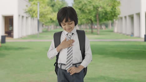 Niño-De-Escuela-India-Preparándose-Para-El-Día