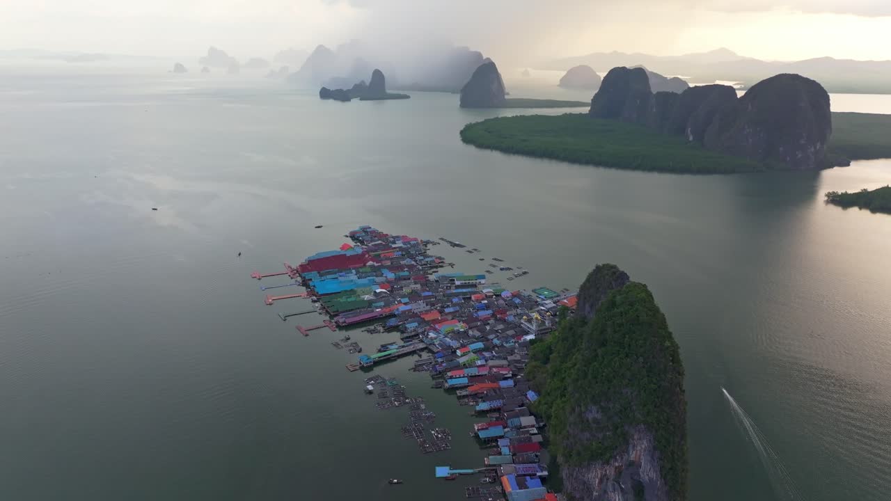 มุมมองทางอากาศของหมู่บ้านชาวประมงเกาะปันหยี อ่าวพังงา ประเทศไทย