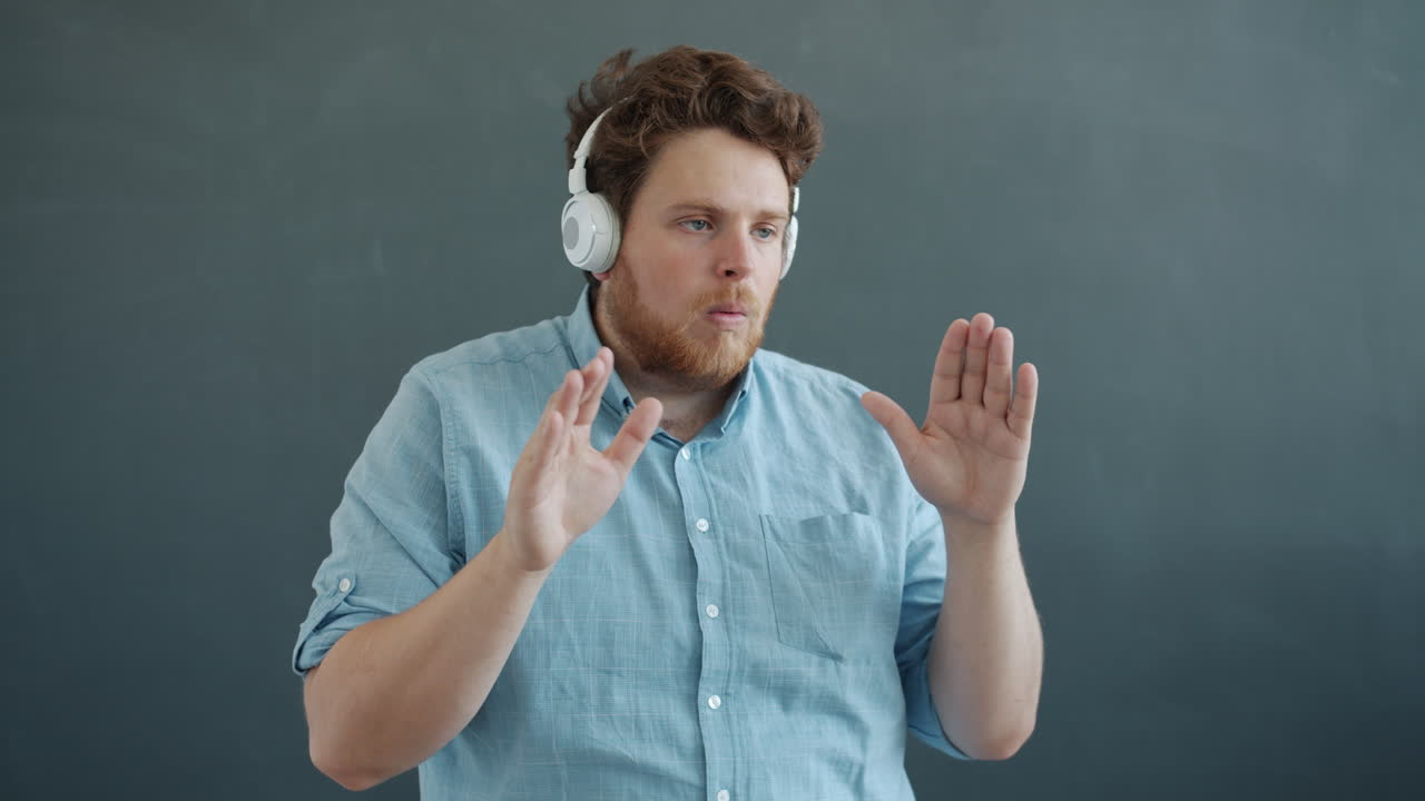 헤드폰을 들고 춤추는 남자