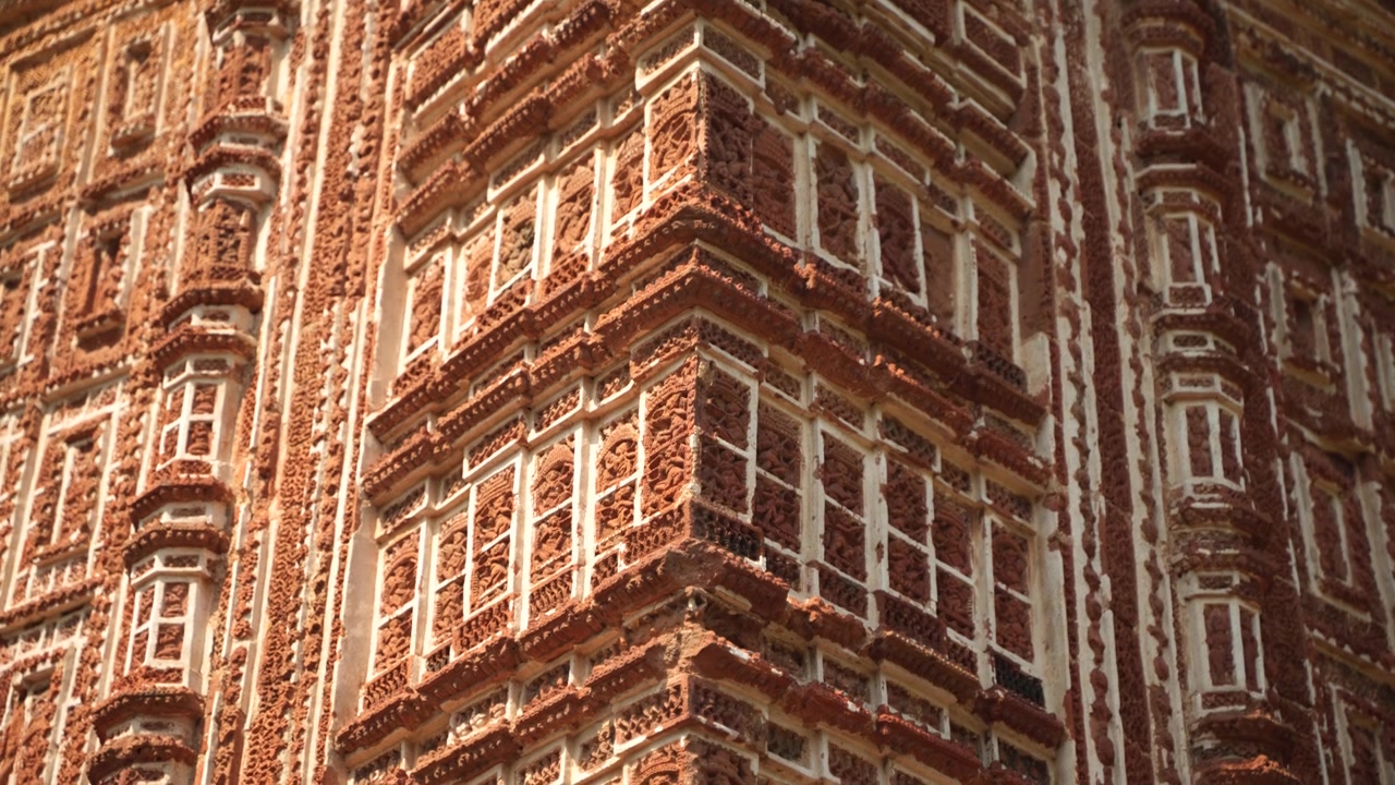 Questo tempio Pancharatna, ricco di opere in terracotta, è chiamato Tempio Shyamray o Pachmura. Questo tempio è riccamente ornato con decorazioni in terracotta.