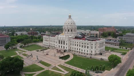 Aerial-reverse-pullback-and-descending-shot-of-the-Minnesota-State-Capitol-building-in-Saint-Paul,-Minnesota