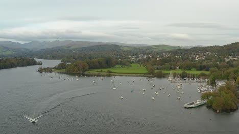 Tiro-De-Drone-De-Lancha-Rápida-Que-Sale-Del-Puerto-Cerca-Del-Lago-Windermere