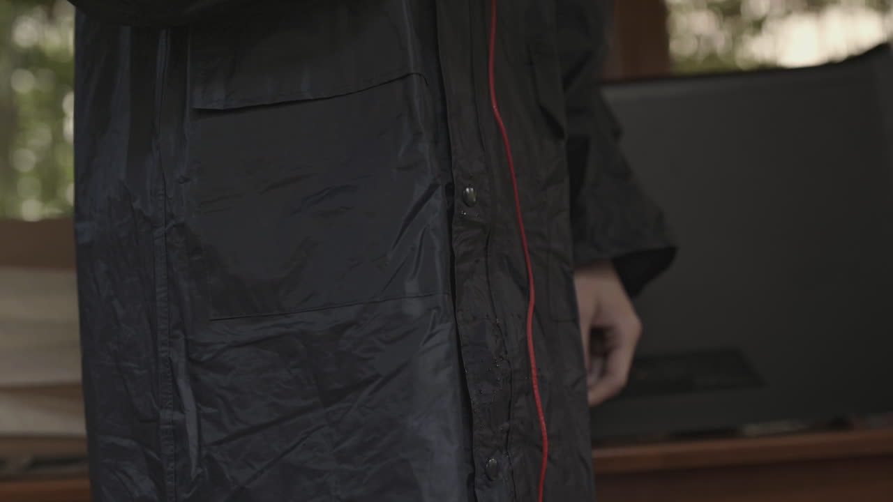 persona con un impermeable negro