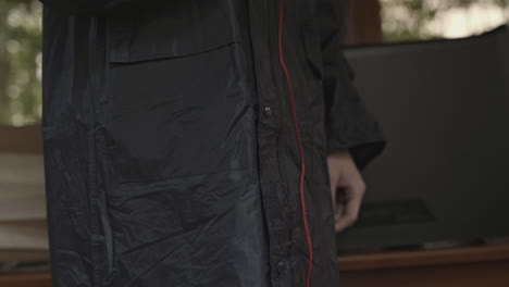 persona con un impermeable negro