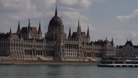Das-Ungarische-Parlamentsgebäude-Schwenkt-An-Einem-Heißen-Nachmittag-Mit-Dem-Boot-über-Die-Donau