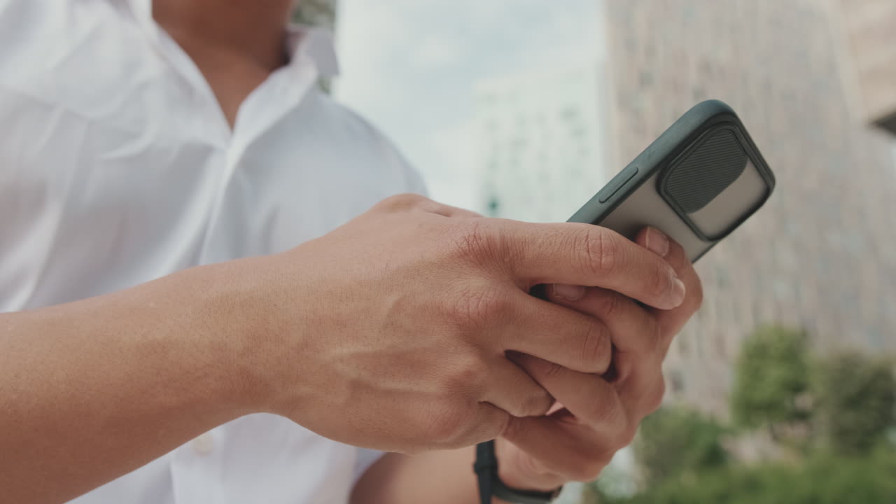 Hombre usando smartphone al aire libre