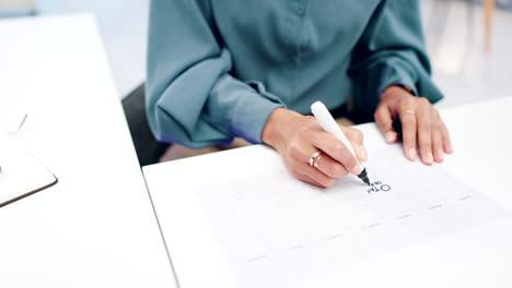 manos, mujer y escritura para la planificación del calendario