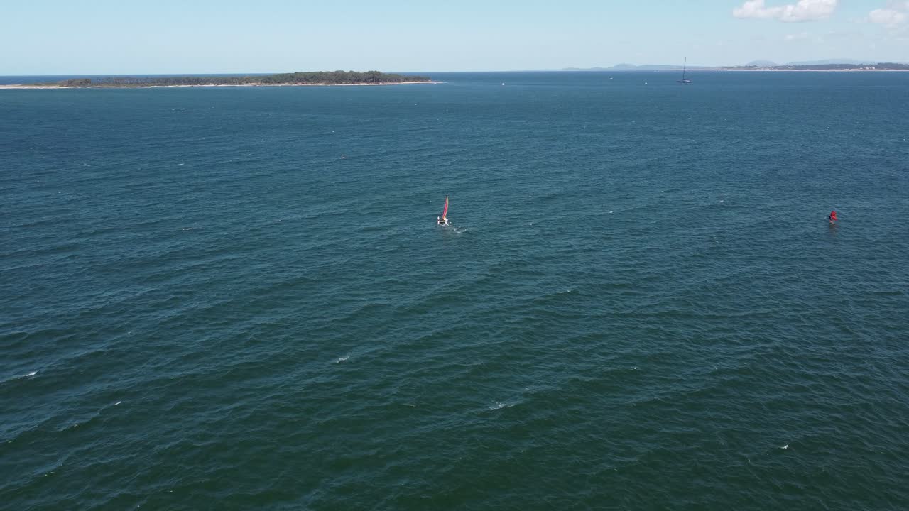 vista aérea del velero navegando en el océano atlántico durante el día soleado, sudamérica