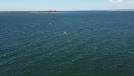vista aérea del velero navegando en el océano atlántico durante el día soleado, sudamérica
