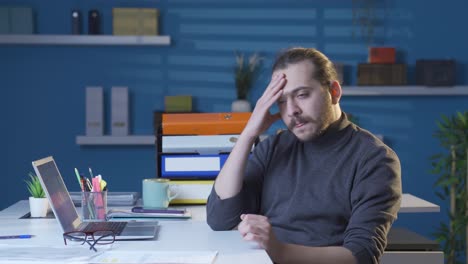 el hombre deprimido es reflexivo, deprimido y triste.