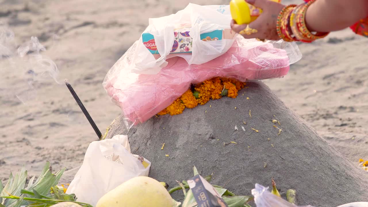 Preparazione della Chhath Puja svolta dai pellegrini