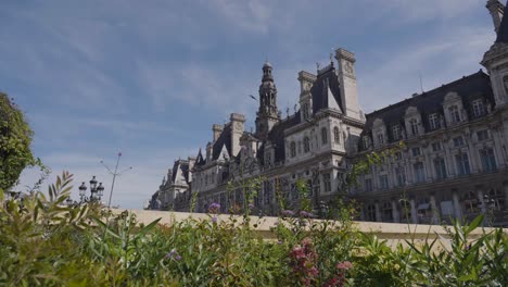 Außenansicht-Des-Hotel-De-Ville-In-Paris,-Frankreich-Mit-Blumen-Im-Vordergrund-2