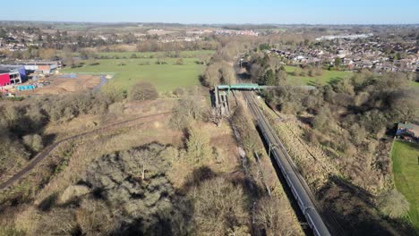 Drohnen-Tracking-Zug-In-Der-Nähe-Von-Bishop-Stortford-Landschaft-Im-Hintergrund