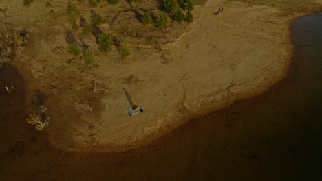 Persona-Solitaria-Relajándose-En-La-Orilla-Del-Mar-Báltico-En-Polonia