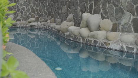 piscina moderna con piedras y rocas alrededor